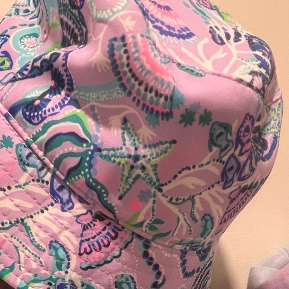 Lilly Pulitzer stylish Bucket Hat.. Great gift for someone or yourself! Stylish!